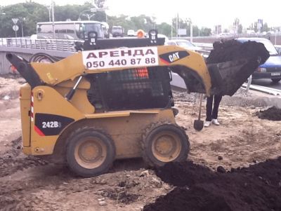 CAT 242 с ковшом