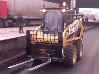 CAT 242B с вилами